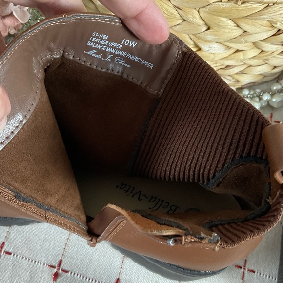 Bella Vita “Connery” Chelsea Boot Lug Sole Leather Ankle Boots Sz 10 Wide Comfy - Picture 8 of 8